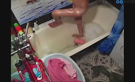 Exotic Beautys Wet Bath Seduction